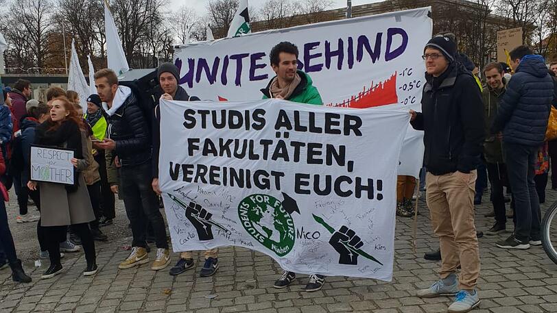 Fridays for Future. Am Königsplatz ist die Kundgebung gestartet.