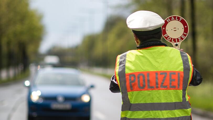 Überhöhte Geschwindigkeit auf der Effnerstraße: Die Münchner Verkehrspolizei ermittelt gegen einen 22-jährigen Fahranfänger. (Symbolbild)