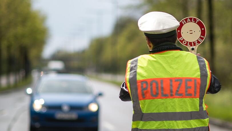 Überhöhte Geschwindigkeit auf der Effnerstraße: Die Münchner Verkehrspolizei ermittelt gegen einen 22-jährigen Fahranfänger. (Symbolbild)