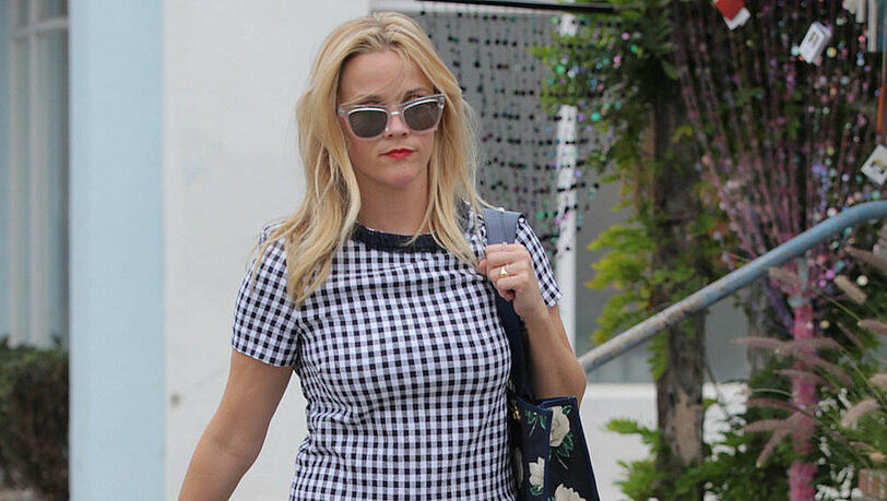 Tendsetterin Reese Witherspoon zeigt sich ganz casual beim Shoppen in Santa Monica Tendsetterin Reese Witherspoon zeigt sich ganz casual beim Shoppen in Santa Monica