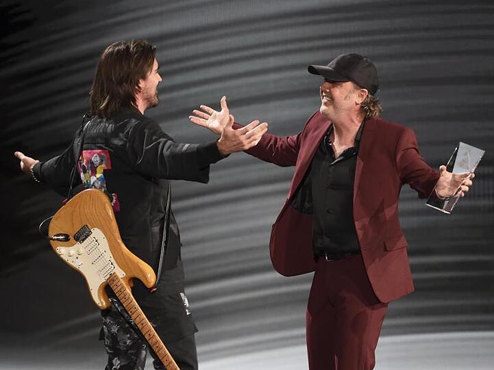 Lars Ulrich (r), Schlagzeuger und Songwriter der Band Metallica, beglückwünscht Juanes.