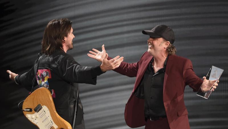 Lars Ulrich (r), Schlagzeuger und Songwriter der Band Metallica, beglückwünscht Juanes. Lars Ulrich (r), Schlagzeuger und Songwriter der Band Metallica, beglückwünscht Juanes.