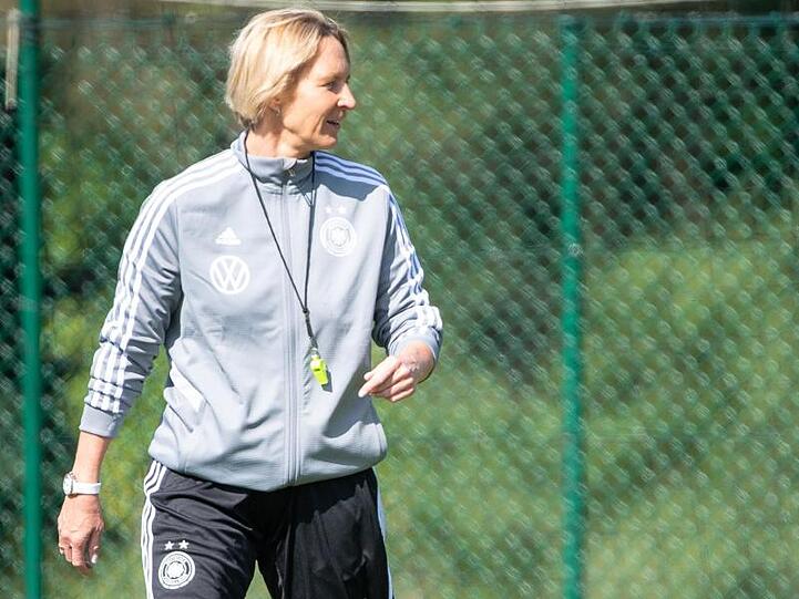 Bundestrainerin Martina Voss-Tecklenburg trifft zum WM-Auftakt mit ihrem Team auf China.
