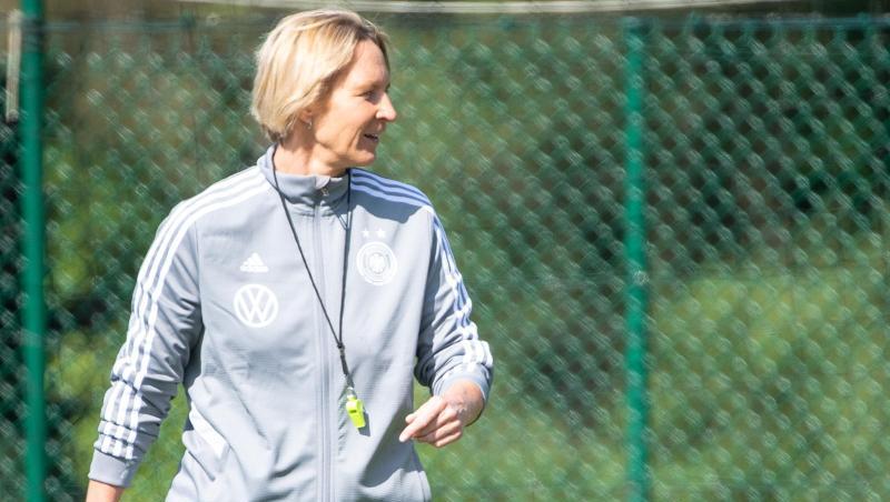Bundestrainerin Martina Voss-Tecklenburg trifft zum WM-Auftakt mit ihrem Team auf China. Bundestrainerin Martina Voss-Tecklenburg trifft zum WM-Auftakt mit ihrem Team auf China.