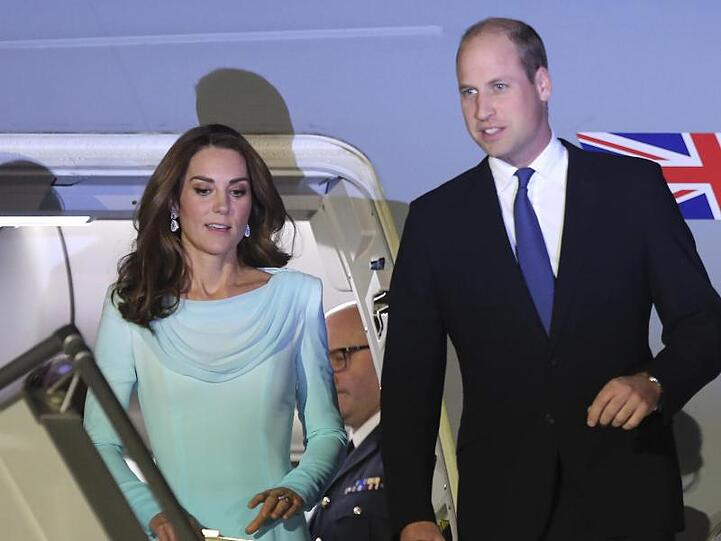 Ankunft von Prinz William und Herzogin Kate auf dem Luftwaffenstützpunkt Nur Khan.