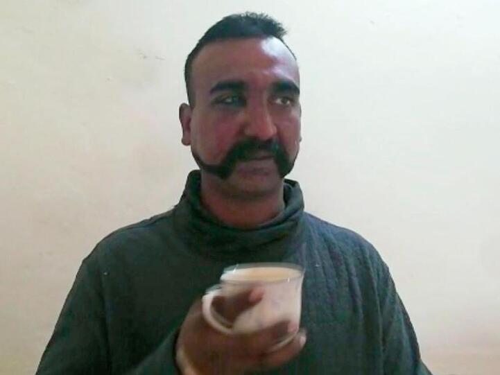 Nach Angaben des pakistanischen Militärs handelt es sich bei diesem Mann um den Piloten der indischen Streitkräfte, dessen Flugzeug über von Pakistan kontrolliertem Gebiet in Kaschmir abgeschossen wurde.