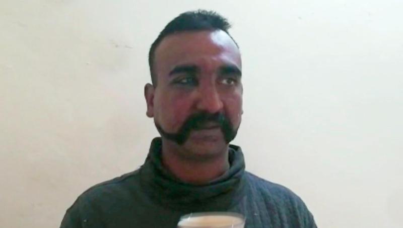 Nach Angaben des pakistanischen Militärs handelt es sich bei diesem Mann um den Piloten der indischen Streitkräfte, dessen Flugzeug über von Pakistan kontrolliertem Gebiet in Kaschmir abgeschossen wurde. Nach Angaben des pakistanischen Militärs handelt es sich bei diesem Mann um den Piloten der indischen Streitkräfte, dessen Flugzeug über von Pakistan kontrolliertem Gebiet in Kaschmir abgeschossen wurde.