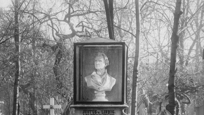 Das Grabmal von Justus Liebig, fotografiert 1930.