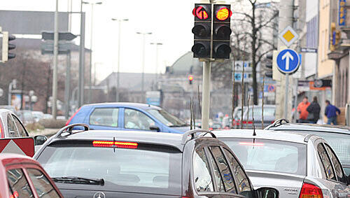 Obwohl es im verkehrsfreundlichen Nürnberg „nicht viel zu verbessern“ gibt, wie Experten anmerken, sollen Staus, wie hier am Plärrer, dank „Orinoko“ bald der Vergangenheit angehören. Obwohl es im verkehrsfreundlichen Nürnberg „nicht viel zu verbessern“ gibt, wie Experten anmerken, sollen Staus, wie hier am Plärrer, dank „Orinoko“ bald der Vergangenheit angehören.