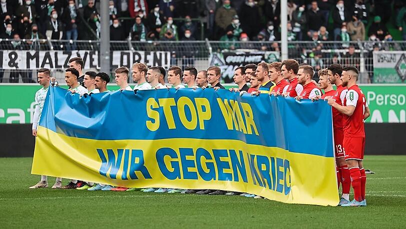 Auch in den anderen Bundesliga-Stadien senden Spieler (so wie hier beim Spiel in Fürth) und Fans klare Signale in Richtung Moskau.