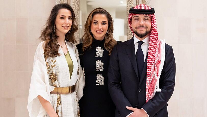 Rajwa (li.), Königin Rania und Kronprinz Hussein am Tag der Verlobung.