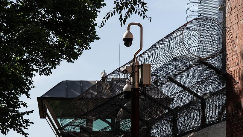 Ein Wachturm der Justizvollzugsanstalt (JVA) Berlin-Moabit. Es gibt eine wachsende Zahl von Verdächtigen, die wegen zu langer Strafverfahren aus der Untersuchungshaft entlassen werden müssen.