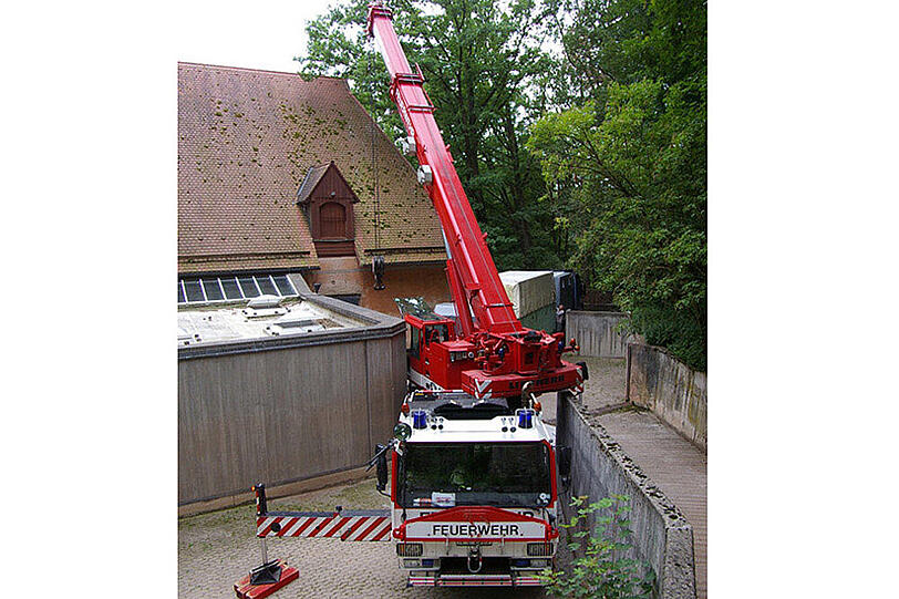 Mit einem großen Kran half die Feuerwehr Nürnberg, den mehrere Tonnen schweren Container mitsamt der Elefantin auf einen speziellen Schwertransporter zu verladen.