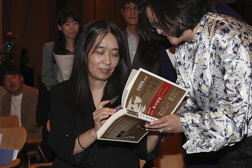 Die südkoreanische Schriftstellerin Han Kang, Gewinnerin des Literaturnobelpreises 2024, gibt Autogramme während der 18. Pony Chung Innovation Award Zeremonie.