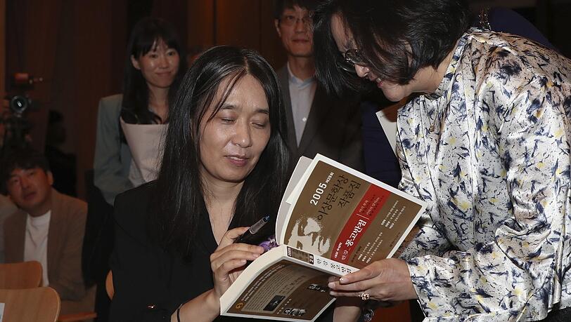 Die südkoreanische Schriftstellerin Han Kang, Gewinnerin des Literaturnobelpreises 2024, gibt Autogramme während der 18. Pony Chung Innovation Award Zeremonie. Die südkoreanische Schriftstellerin Han Kang, Gewinnerin des Literaturnobelpreises 2024, gibt Autogramme während der 18. Pony Chung Innovation Award Zeremonie.