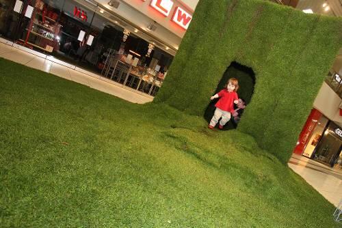Rasen-Höhle im Shopping-Center: Nicht nur Thomas Mays begehbares Objekt erobert beim &bdquo;Kunstpreis Langwasser&ldquo; im Franken-Center den Raum.