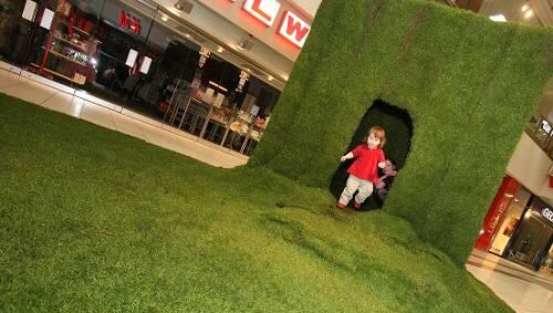 Rasen-Höhle im Shopping-Center: Nicht nur Thomas Mays begehbares Objekt erobert beim „Kunstpreis Langwasser“ im Franken-Center den Raum. Rasen-Höhle im Shopping-Center: Nicht nur Thomas Mays begehbares Objekt erobert beim „Kunstpreis Langwasser“ im Franken-Center den Raum.