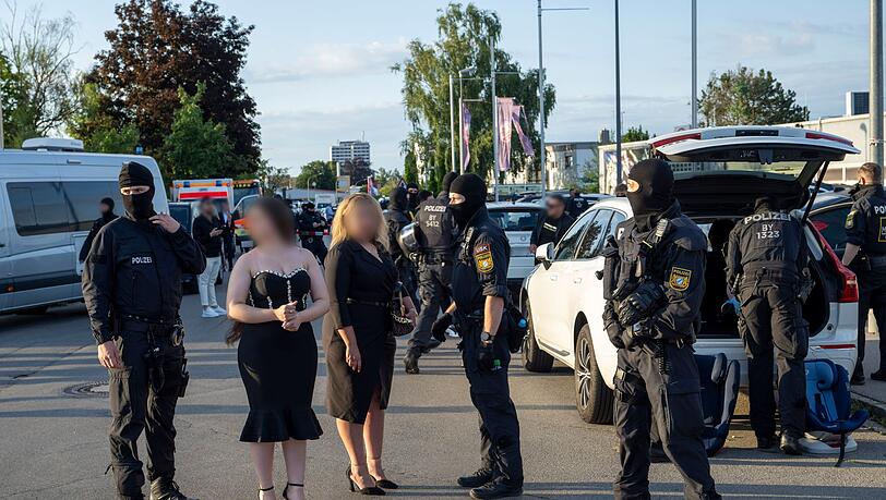 Die Polizei hat Erkenntnisse, dass auf der Veranstaltung Menschen Waffen dabeihaben.
