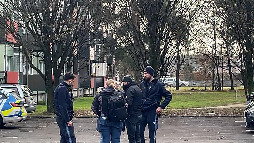 Ein 49-Jähriger soll auf offener Straße mit einem Küchenmesser auf seine Ex-Partnerin eingestochen und sie dabei tödlich verletzt haben. Ein 49-Jähriger soll auf offener Straße mit einem Küchenmesser auf seine Ex-Partnerin eingestochen und sie dabei tödlich verletzt haben.