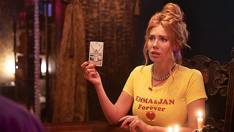 In der ZDFneo-Serie "My Ex" sucht Palina Rojinski als Ivy Hilfe bei einem Orakel.