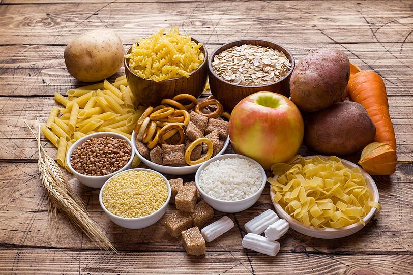 Viele raten dazu, weniger Kohlenhydrate zu essen um Gewicht zu verlieren. Kohlenhydrate haben jedoch keinen so schlechten Ruf verdient. Sie liefern Ballaststoffe und bilden mit Fett und Eiweiß die Basis unserer Ernährung. Wer dauerhaft auf Brot Kartoffeln und Nudeln verzichtet riskiert Mangel. Wichtig bleibt welche Kohlenhydrate Sie wählen. Viele raten dazu, weniger Kohlenhydrate zu essen um Gewicht zu verlieren. Kohlenhydrate haben jedoch keinen so schlechten Ruf verdient. Sie liefern Ballaststoffe und bilden mit Fett und Eiweiß die Basis unserer Ernährung. Wer dauerhaft auf Brot Kartoffeln und Nudeln verzichtet riskiert Mangel. Wichtig bleibt welche Kohlenhydrate Sie wählen.