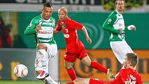Böser Tritt mit üblen Folgen: Augsburgs Stephan Hain erwischt Stephan Schröck voll am rechten Knie. Der Fürther Verteidiger fehlt  seitdem  wegen eines überdehnten Innenbandes.