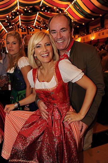Der Fernsehmoderator und Journalist Wolfram Kons mit seiner Freundin.