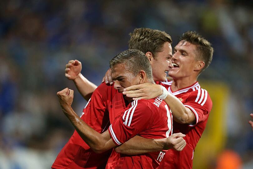 Benno Schmitz bejubelt mit Patrick Weihrauch und Tobias Schweinsteiger die 1:0 Führung