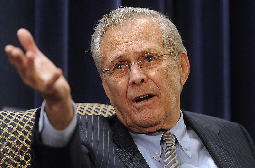 2003: Das alte EuropaDer Ausdruck "Das alte Europa" (englisch Old Europe) wurde am 22. Januar 2003 vom US-amerikanischen Verteidigungsminister Donald Rumsfeld auf einer Pressekonferenz verwendet. Viele Menschen verstanden den Ausdruck als abwertende Bezeichnung für jene europäischen Länder, die eine Teilnahme am Irakkrieg von 2003 ablehnten und/oder sich kritisch dazu äußerten.