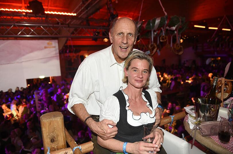 Beim traditionellen Weißwurst-Essen im Stanglwirt vergnügten sich dieses Jahr unter anderem Arnold Schwarzenegger und Till Lindemann.