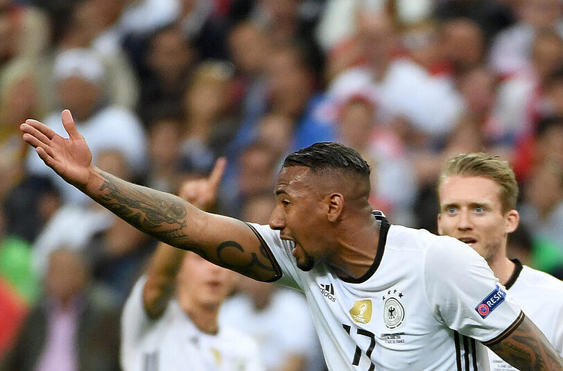 Jerome Boateng - das Netz feiert ihn als "Boss" im Spiel Deutschland gegen Polen.
