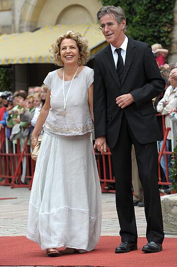 Traum in weiß: Michaela May und ihr zweiter Ehemann Bernd Schadewald bei den Bayreuther Festspielen 2011