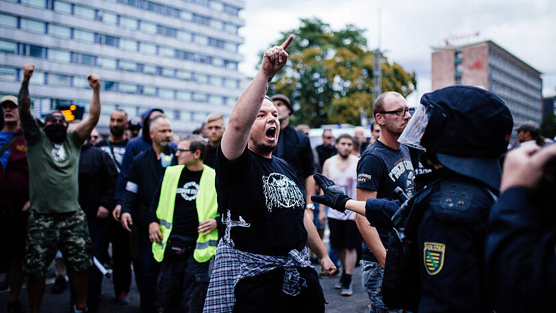 Rechte marschierten auf, linke Gegendemonstranten stellten sich ihnen in den Weg.