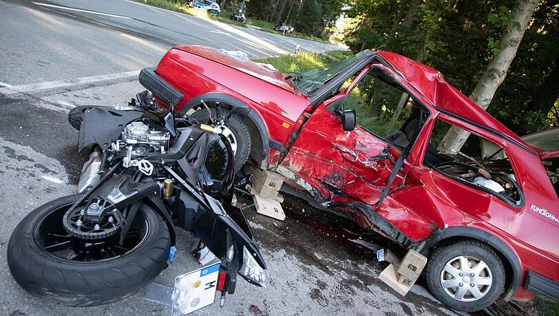 Bei einem Verkehrsunfall im Landkreis Traunreut kamen am Samstag zwei Menschen ums Leben. Bei einem Verkehrsunfall im Landkreis Traunreut kamen am Samstag zwei Menschen ums Leben.