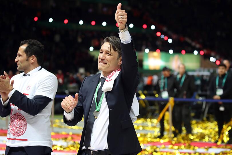 Emotionale Momente: Niko Kovac wird nach dem siegreichen Pokalfinale gegen RB Leipzig von den Fans gefeiert.