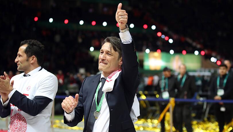 Emotionale Momente: Niko Kovac wird nach dem siegreichen Pokalfinale gegen RB Leipzig von den Fans gefeiert. Emotionale Momente: Niko Kovac wird nach dem siegreichen Pokalfinale gegen RB Leipzig von den Fans gefeiert.