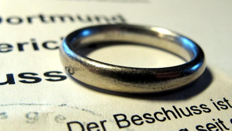 Ein Ehering lieg auf einem Gerichtsbeschluss über eine Scheidung. Foto: Franz-Peter Tschauner/dpa/Symbolbild Ein Ehering lieg auf einem Gerichtsbeschluss über eine Scheidung. Foto: Franz-Peter Tschauner/dpa/Symbolbild