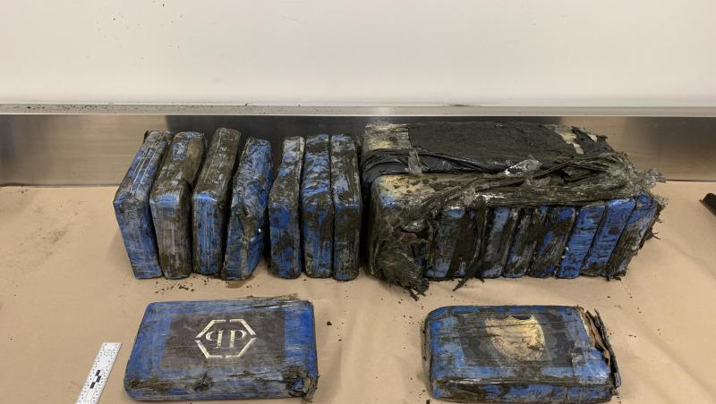 Die Drogen im Marktwert von mehr als 1,8 Millionen Euro wurden in Päckchen am Bethells Beach entdeckt, einem beliebten Strand in der Nähe von Auckland. Die Drogen im Marktwert von mehr als 1,8 Millionen Euro wurden in Päckchen am Bethells Beach entdeckt, einem beliebten Strand in der Nähe von Auckland.