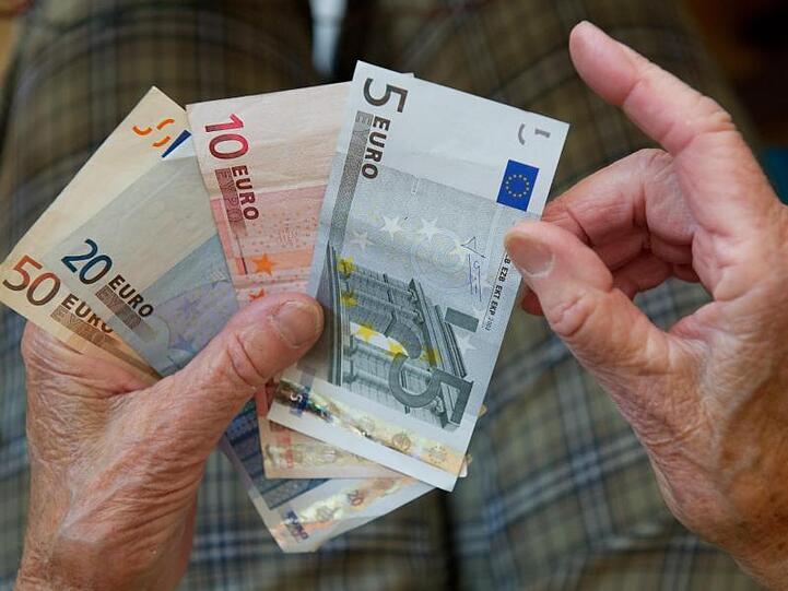 Laut der Umfrage befürchtet ein Drittel stark, dass die private Altersvorsorge an Wert verliert.