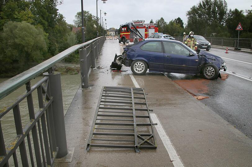 Das Auto war auf den Gehweg geschlingert, bevor es am Brückengeländer zum Stehen kam.