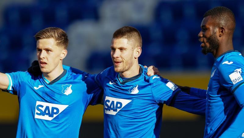 Hoffenheims Stürmer Andrej Kramaric (M) jubelt mit den Mannschaftskameraden Christoph Baumgartner (l) und Ihlas Bebou (r) über seinen Treffer zum 2:1.
