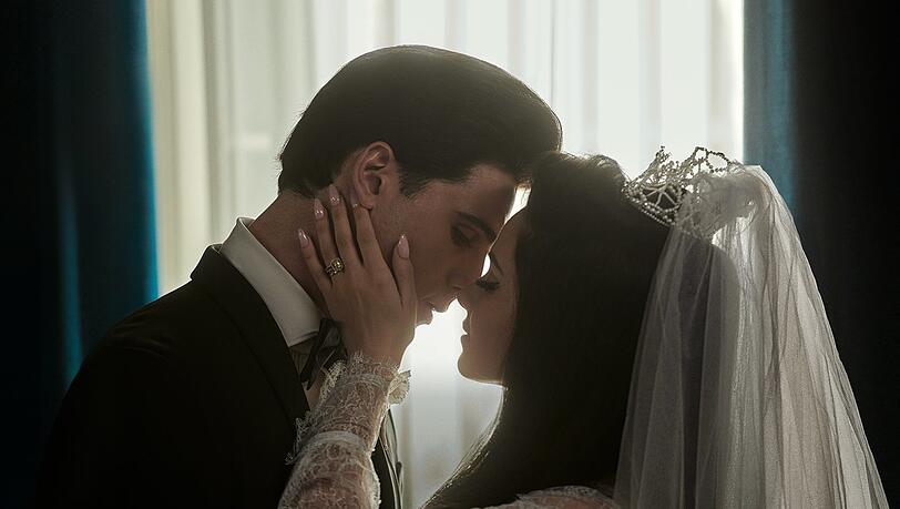 Dieser Kuss der ganzen Welt: Elvis Presley (Jacob Elordi) und Priscilla (Cailee Spaeny) haben geheiratet. Dieser Kuss der ganzen Welt: Elvis Presley (Jacob Elordi) und Priscilla (Cailee Spaeny) haben geheiratet.