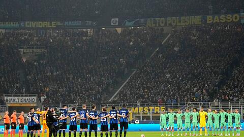 Vor der Partie in Mailand hielten die Spieler beider Teams eine Schweigeminute zu Ehren von Andreas Brehme ab.