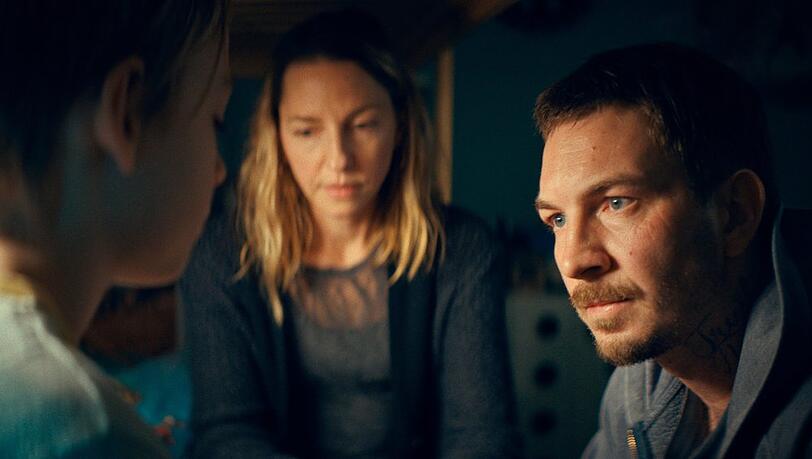 "A Better Place": Mark (Johannes Kienast) ist wieder bei seiner Frau Eva (Katharina Schüttler) und den Kindern.