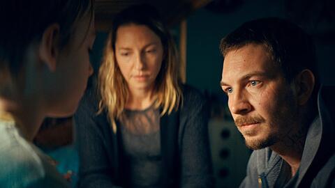 "A Better Place": Mark (Johannes Kienast) ist wieder bei seiner Frau Eva (Katharina Schüttler) und den Kindern.