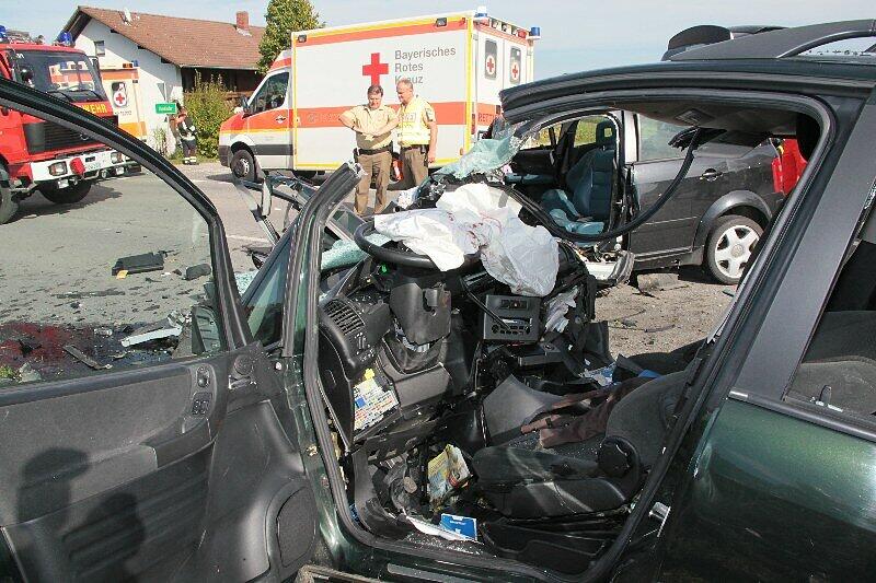 Drei Menschen tot, darunter ein 13-jähriger Junge, ein Kleinkind schwer verletzt: Zwei Autos waren bei einem Überholmanöver am Montagnachmittag frontal miteinander zusammengestoßen, wie die Polizei mitteilte. Die B20 war zunächst komplett gesperrt. Die Bilder vom schrecklichen Unfall.