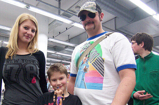 Unter ihnen: Simone Gray, 30, mit Sohn Ryan, 8, und Ehemann Ronald, 33 (v.l.): "Bei uns ist die gesamte Familie Wrestling infiziert - Ryan hat uns praktisch alle angesteckt. Meine Schwester wrestelt sogar selbst seit Jahren: Kat Deluxe ist ihr Gimmick, ihr Charakter also. Schon lustig: Als Ryan noch nicht geboren war, hatten wir uns drei Namen für ihn überlegt: Ryan, Randy oder Ryder. Hätte wir geahnt, dass er mal so ein großer Zack-Ryder-Fan wird, wäre die Namenswahl anders ausgefallen."