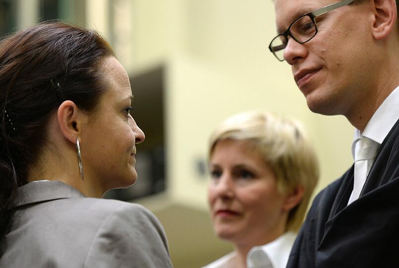 Im Panzerwagen und mit Blaulicht wurde Beate Zschäpe zum Oberlandesgericht gebracht. Die Bilder.