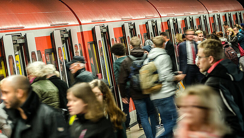 Ein Notarzteinsatz am Hauptbahnhof hat am Montag Auswirkungen auf den ganzen S-Bahnverkehr der Stammstrecke. Ein Notarzteinsatz am Hauptbahnhof hat am Montag Auswirkungen auf den ganzen S-Bahnverkehr der Stammstrecke.