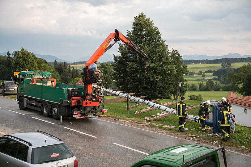 Der Blitz hat den Maibaum völlig zerstört. Die Bilder vom Feuerwehreinsatz in Otting.